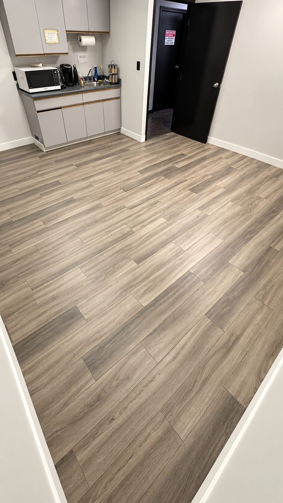 Grey wood-look floor in a kitchenette